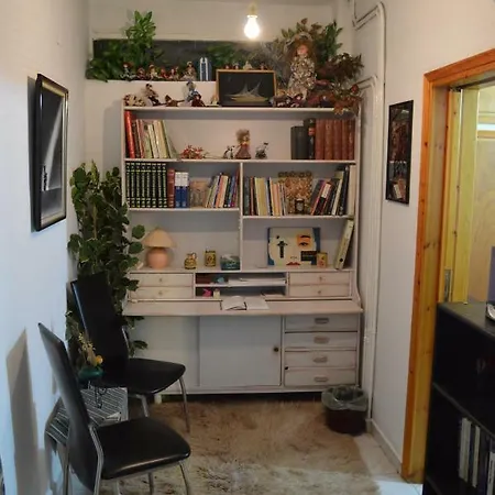 In The Center Of F Apartment Aigio